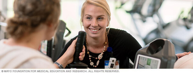 A Mayo Clinic Physical therapist interacts with a therapy patient.