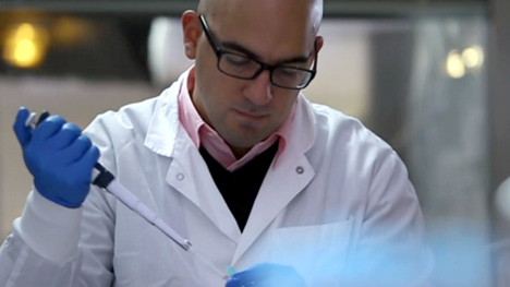 Photo of a Mayo Clinic researcher in a lab