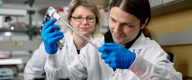 Dr. Jurk overseeing research trainee in the lab