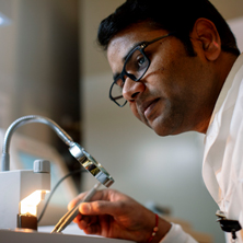 An investigator in a basic science laboratory in the Department of Immunology at Mayo Clinic