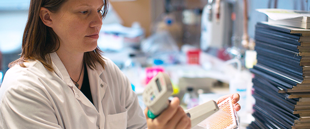 Photograph of a transplant researcher in the lab at Mayo Clinic