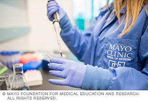 Lab technician working in Mayo Clinic's Neurogenesis and Brain Tumors Lab